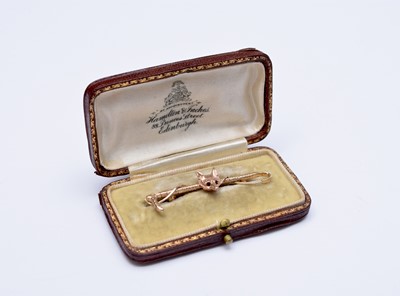 Lot 3 - A 9ct gold fox mask and crop bar brooch