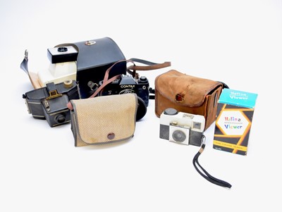 Lot 482 - A collection of mid-late 20th century cameras and accessories