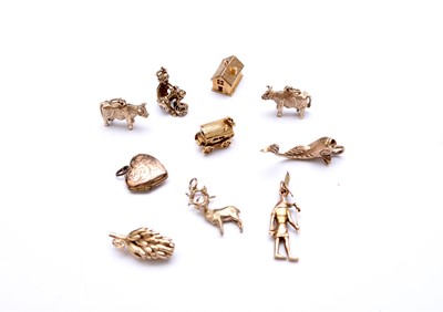 Lot 182 - A collection of ten charms