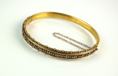 Lot 103 - A Victorian 15ct gold hinged bangle