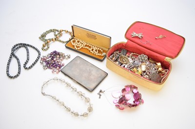 Lot 197 - A collection of various pieces of costume jewellery