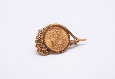 Lot 208 - A sovereign brooch