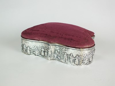 Lot 62 - A George V silver mounted jewellery box