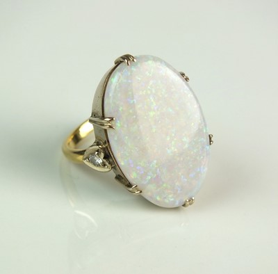 Lot 84 - An opal ring