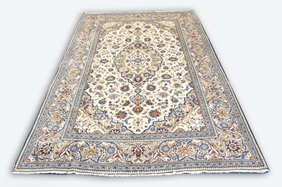 Lot 759 - A Kashan pattern carpet