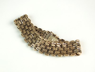 Lot 83 - A 9ct gold decorative link bracelet