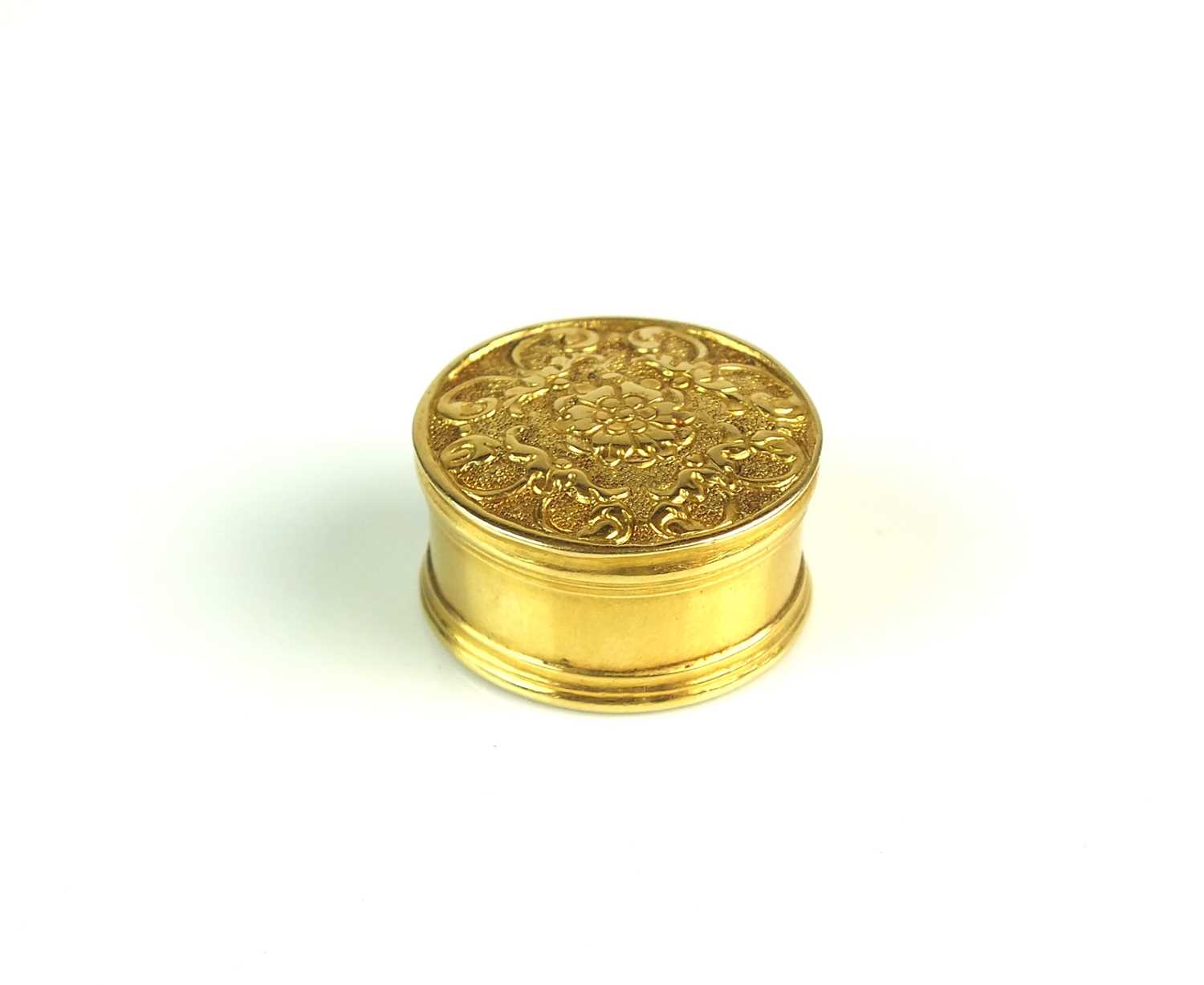 Lot 77 - A Louis XIV French gold circular patch box