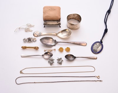 Lot 82 - A small collection of jewellery and silver