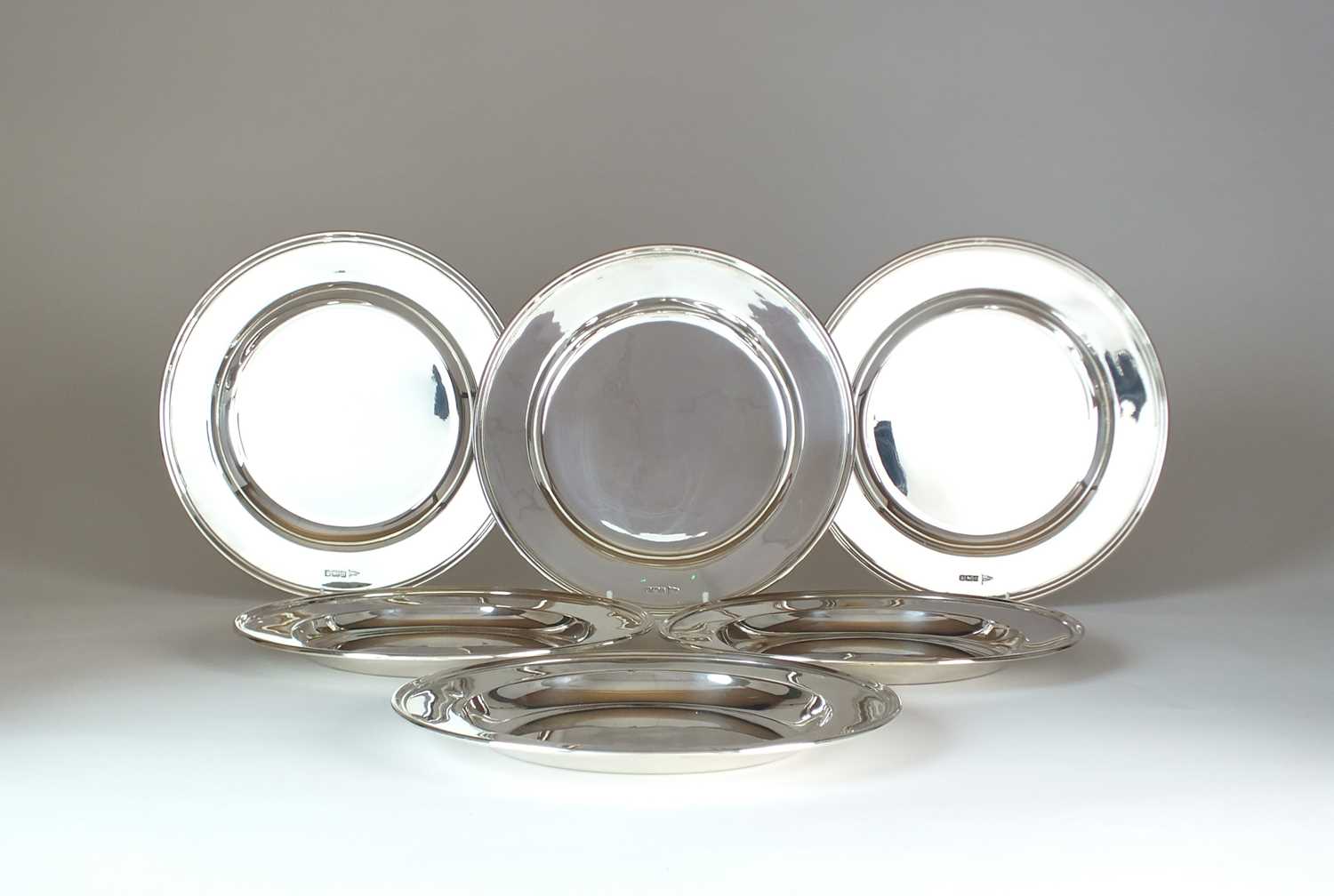 Lot 17 - A set of six Edwardian silver plates
