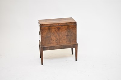 Lot 402 - A George III mahogany cellarette