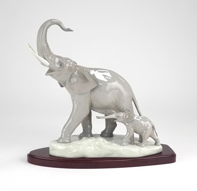 Lot 285 - Lladro group of two elephants