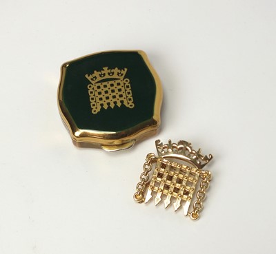 Lot 90 - A 9ct gold Portcullis Houses of Parliament brooch