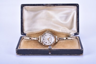 Lot 106 - Avia: A lady's 9ct gold bracelet watch