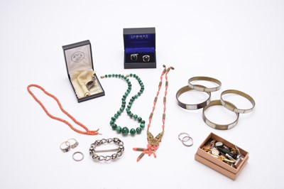 Lot 91 - A collection of jewellery and costume jewellery