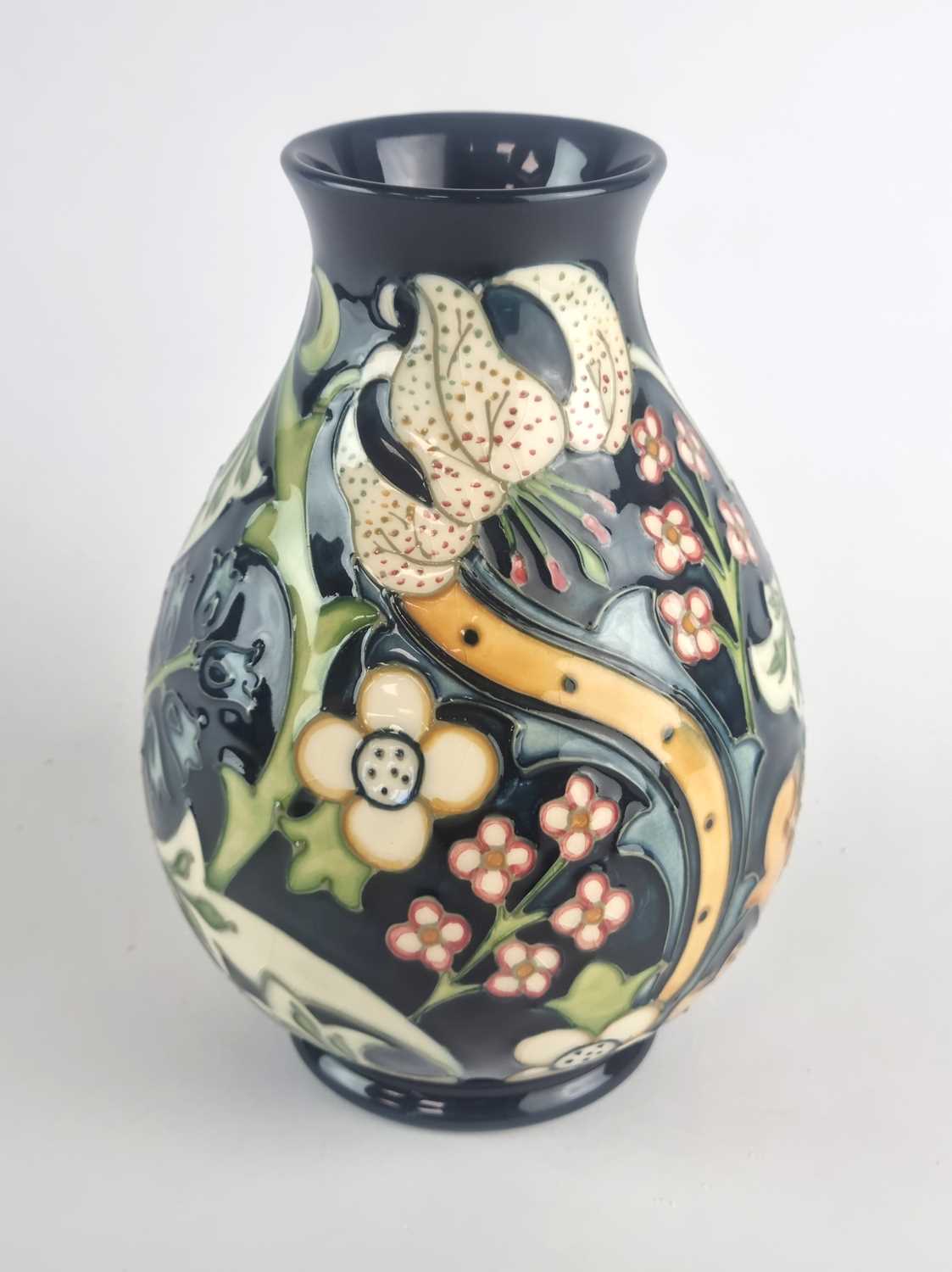 Lot Moorcroft 'Golden Lily' vase