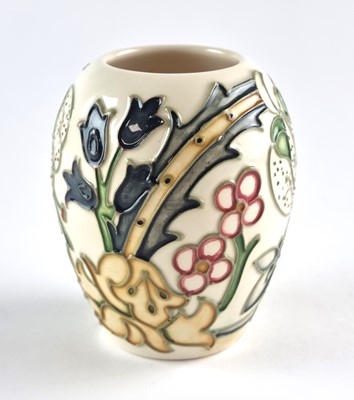 Lot Moorcroft 'Golden Lily (ivory)' vase