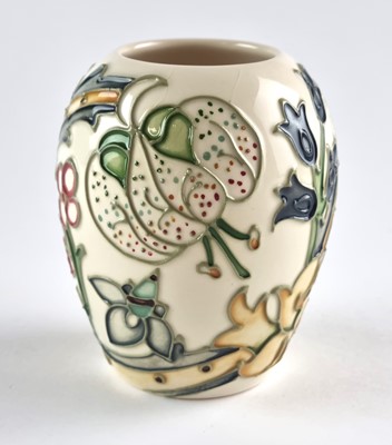 Lot Moorcroft 'Golden Lily (ivory)' vase