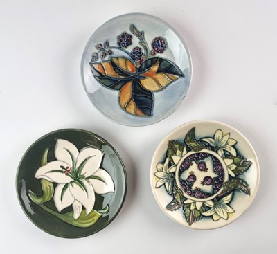 Lot Three Moorcroft pin dishes including Junberry
