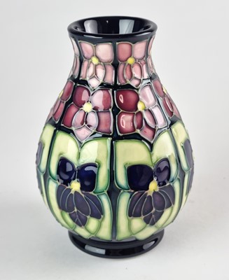 Lot Moorcroft 'Violet' vase