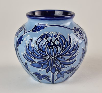 Lot Moorcroft Crysanthemum (blue on blue) vase