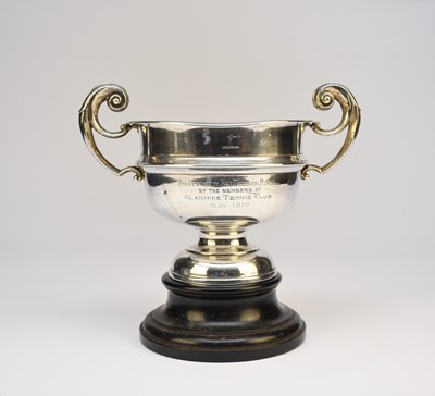 Lot 11 - A silver presentation trophy cup