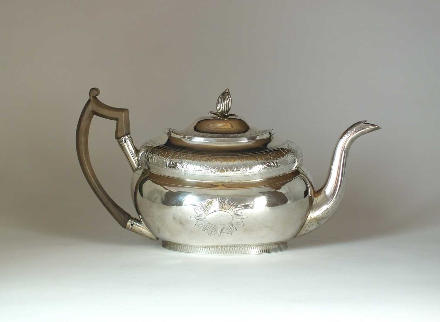 Lot 34 - A George III Irish silver teapot