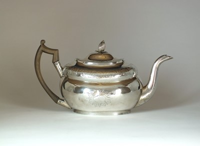 Lot 34 - A George III Irish silver teapot