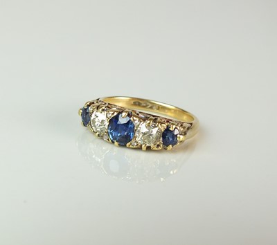 Lot 67 - An Edwardian 18ct gold graduated five stone sapphire and diamond ring
