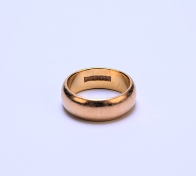 Lot 71 - A 22ct gold plain polished wedding band