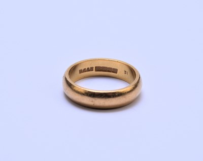 Lot 77 - A 22ct gold plain polished wedding band