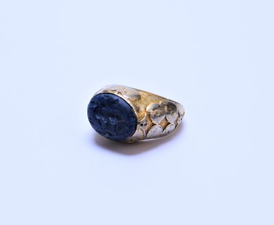 Lot 85 - A 19th century lapis lazuli intaglio ring