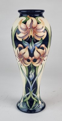 Lot Moorcroft 'Sweet Lily' vase