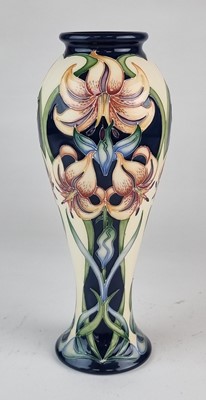 Lot Moorcroft 'Sweet Lily' vase