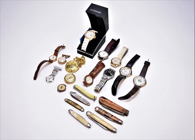 Lot 100 - A collection of lady's and gentleman's wristwatches and pocket knives