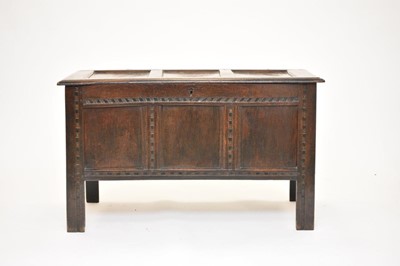 Lot 434 - A 17th/18th century oak coffer