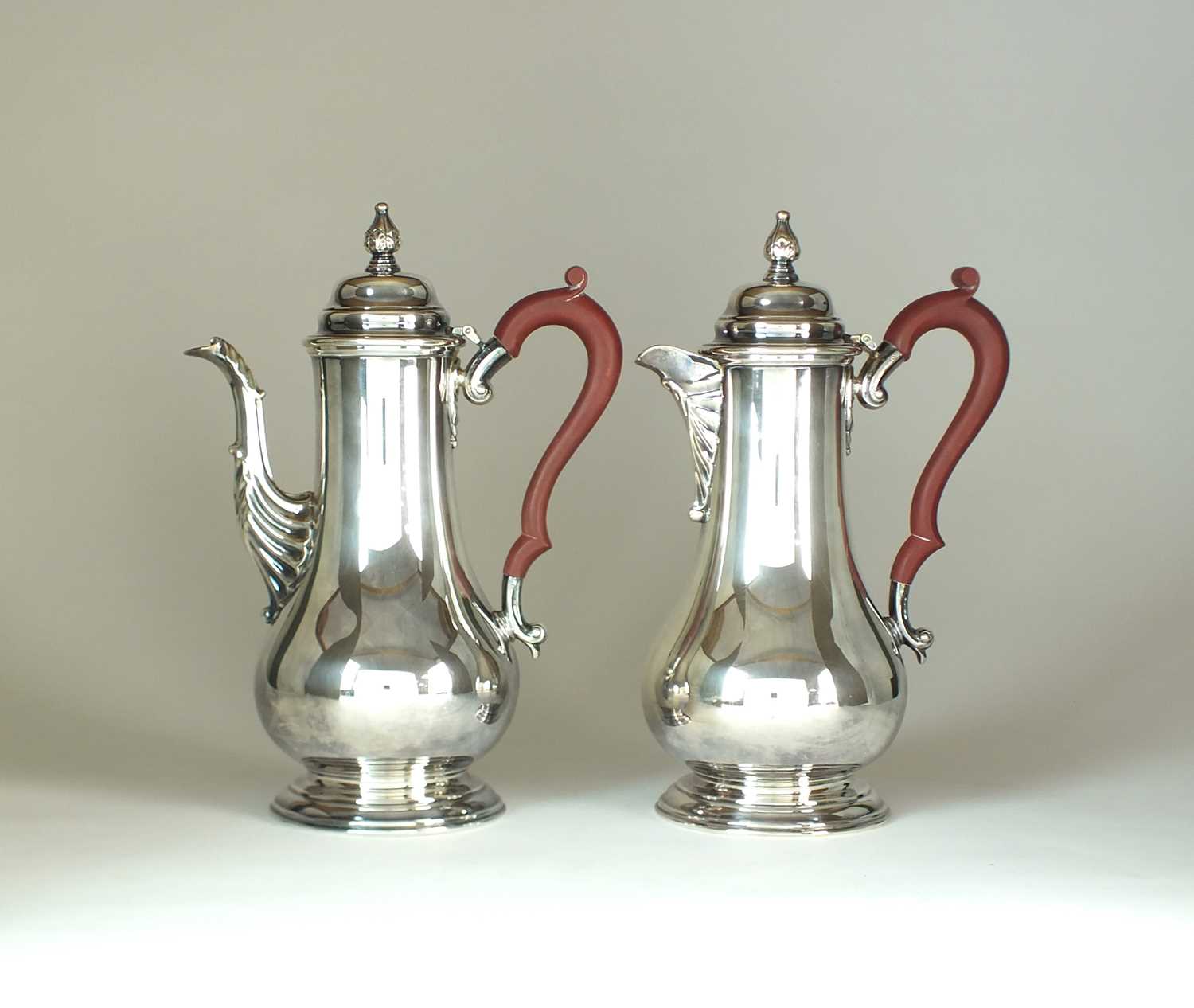 Lot 30 - A George III style silver coffee pot and hot water jug