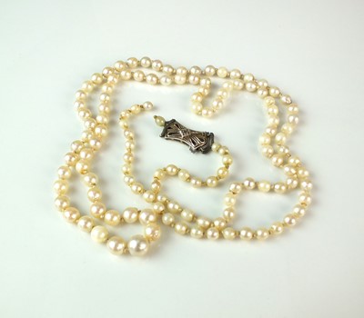 Lot 70 - A graduated untested pearl necklace