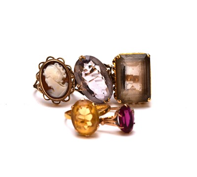 Lot 74 - A collection of five stone set rings