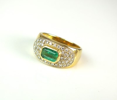 Lot 47 - An emerald and diamond ring