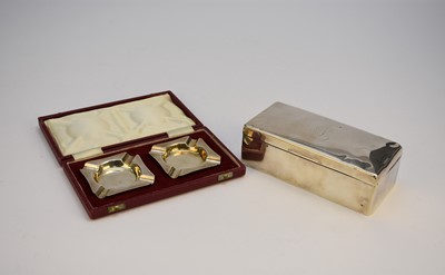 Lot 46 - A silver mounted cigarette box and a pair of silver ash trays