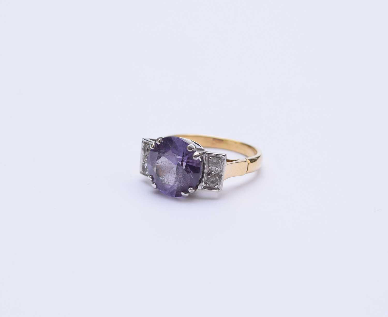Lot 91 - A synthetic colour change sapphire ring