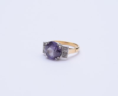 Lot 91 - A synthetic colour change sapphire ring