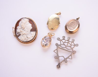 Lot 93 - A small collection of jewellery