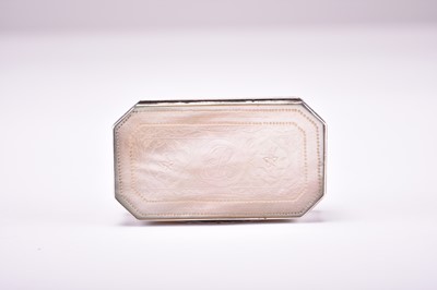 Lot 538 - A Chinese silver and mother of pearl snuff box