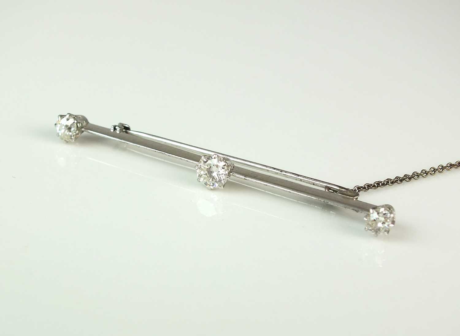 Lot 41 - A diamond set bar brooch