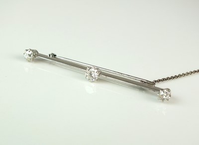 Lot 41 - A diamond set bar brooch
