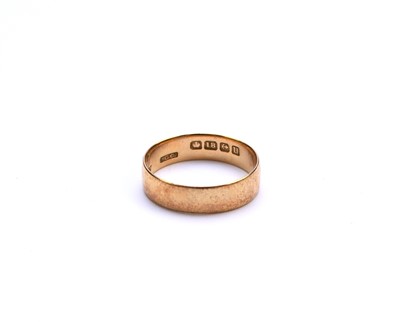 Lot 102 - An 18ct gold wedding band