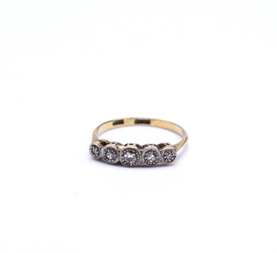 Lot 104 - A graduated five stone diamond ring