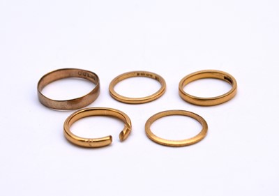 Lot 112 - Five gold rings