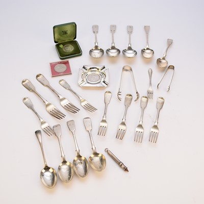 Lot 61 - A harlequin collection of silver Fiddle pattern dessert spoons and forks